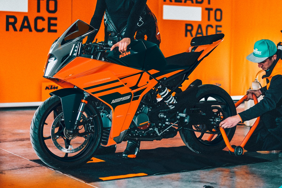 KTM_UK's tweet photo. Race-bred performance, stunning new colourways β the 2024 KTM RC Supersport range is ready to be ridden hard, on the street or track!
Check out the 2024 colourways here - https://t.co/QW0dJwn1Vg
#KTM #ReadyToRace #KTMRC390 #RaceInspired #KTMRC200 #DailyPerformer #KTMRC125 https://t.co/qMuatFvE3j