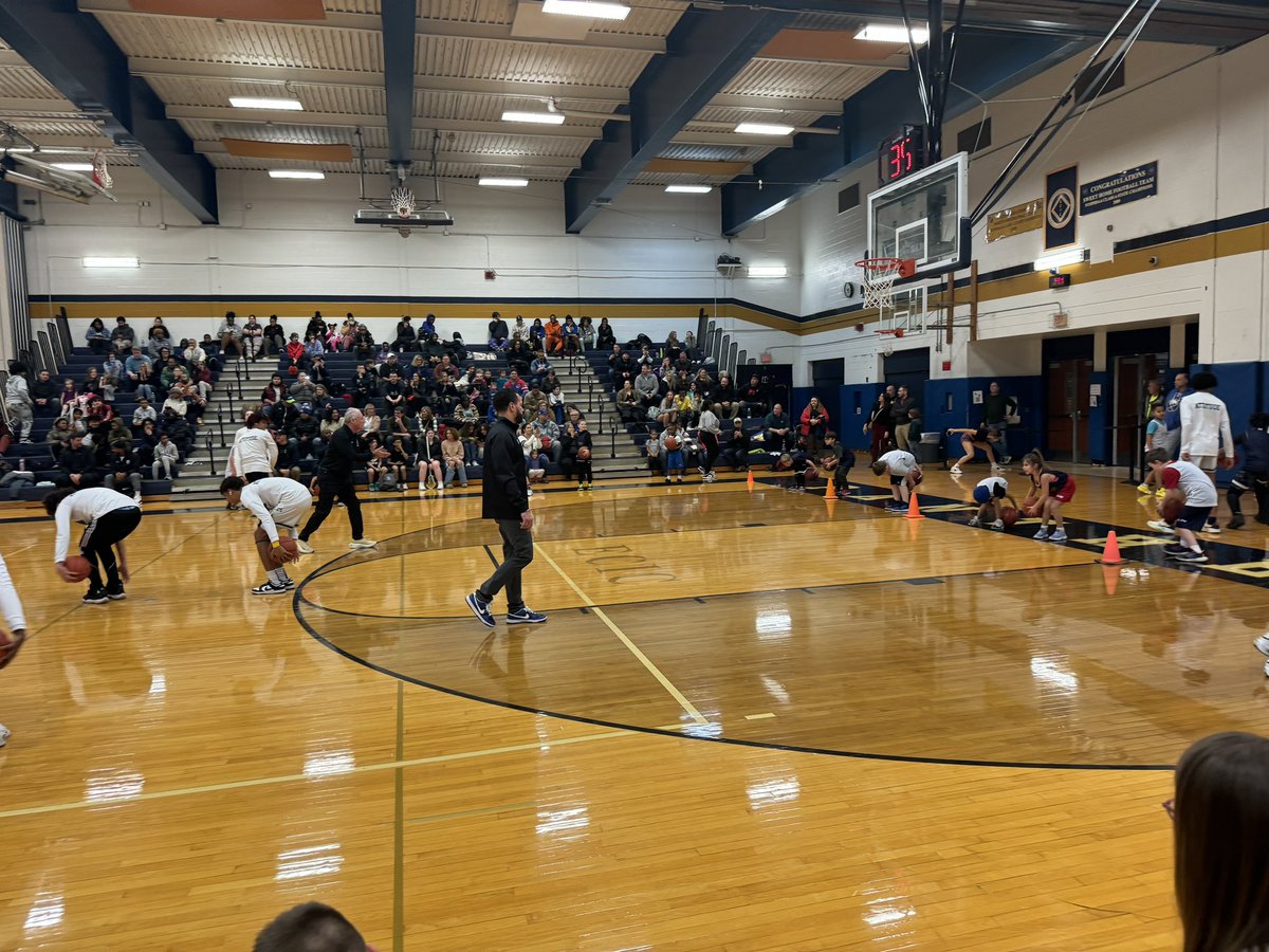 SweetHomeHoops's tweet photo. Last night was a great night for our program and school community! 

Our Jr. Panthers program put on a show, they had their first taste of live action! 
We cannot wait to see these kids in a SH jersey in the years to come.  
#FASTPD
@SHCSDAthletics 
@Devlcoach1 
@SweetHomeCSD https://t.co/XjYiRCe0Gx