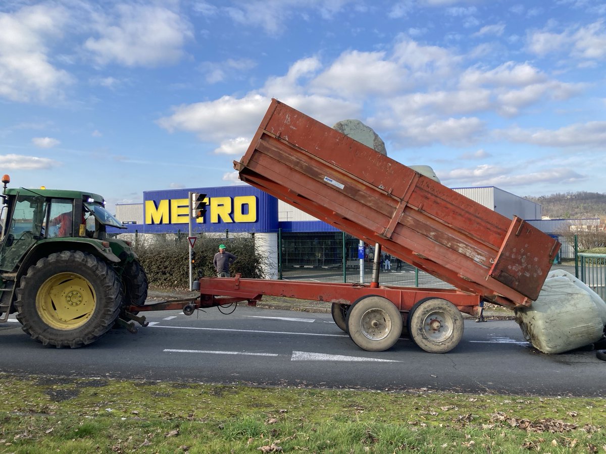 À perigueux, la route de Lyon est fermée depuis le rond-point de Saint Georges jusqu’au croisement du boulevard du Petit Change. Les agriculteurs déversent leurs bennes devant le grossiste Métro. ⁦<a href="/SO_Dordogne/">SO_Dordogne</a>⁩