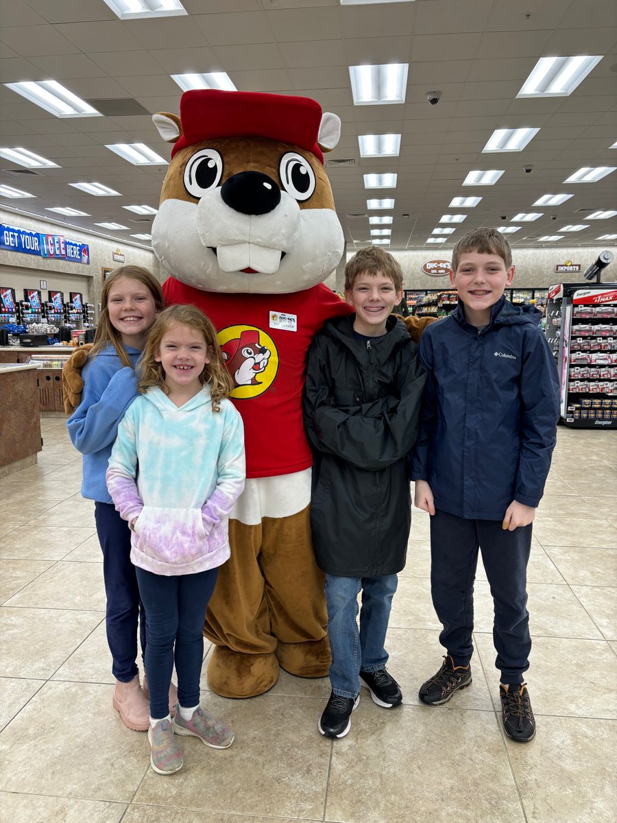 Few brands have inspired more fanatical devotion among Texans than <a href="/BuceesUSA/">Buc-ee's SuperStore | The Fun Store Lampoon</a>, but you could say the brand stands on the shoulders of <a href="/StuckeysPecans/">Stuckey's</a>. Today on #Gravy, Evan Stern explores the past, present, and future of road snacks through both chains. 

southernfoodways.org/gravy/from-stu…