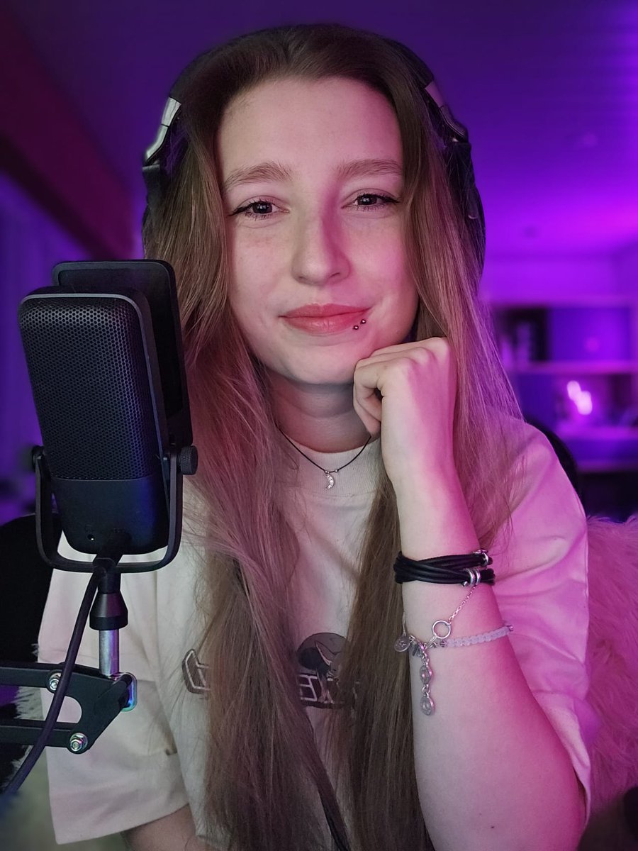 Hallöchen allerseits! :)

Nach einiger Zeit bin ich zurückgekehrt. Nach einem anstrengendem Kampf mit meinem Internet. Aber nun ist es hoffentlich endlich behoben und es kann weitergehen! 

Schaut gerne auf meinem Kanal vorbei, gespielt wird Palworld :) 

twitch.tv/luumyx