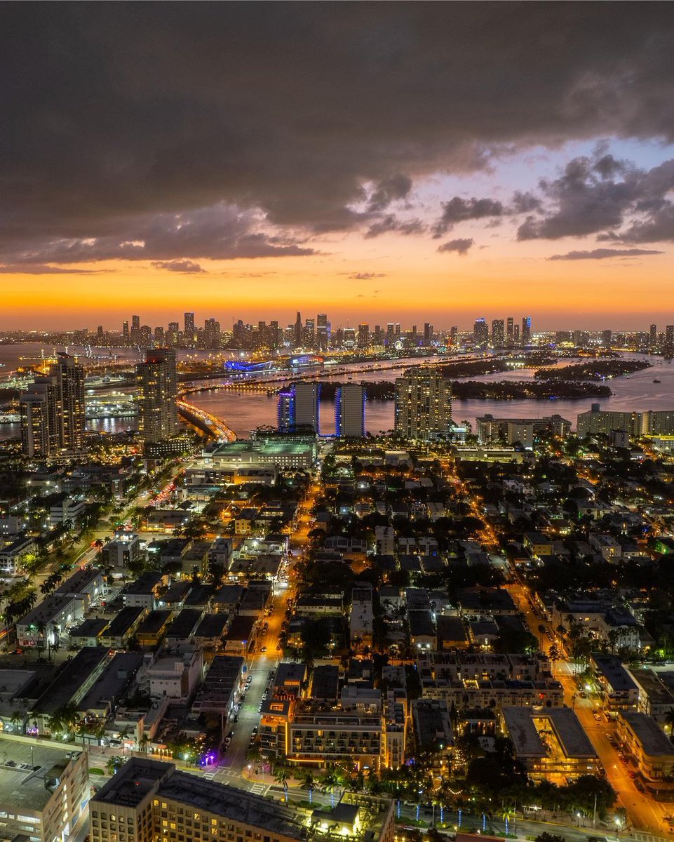 We will never get tired of this view 🌆🌃 #MiamiBeach #FindYourWave

(via IG/johnnymeant)