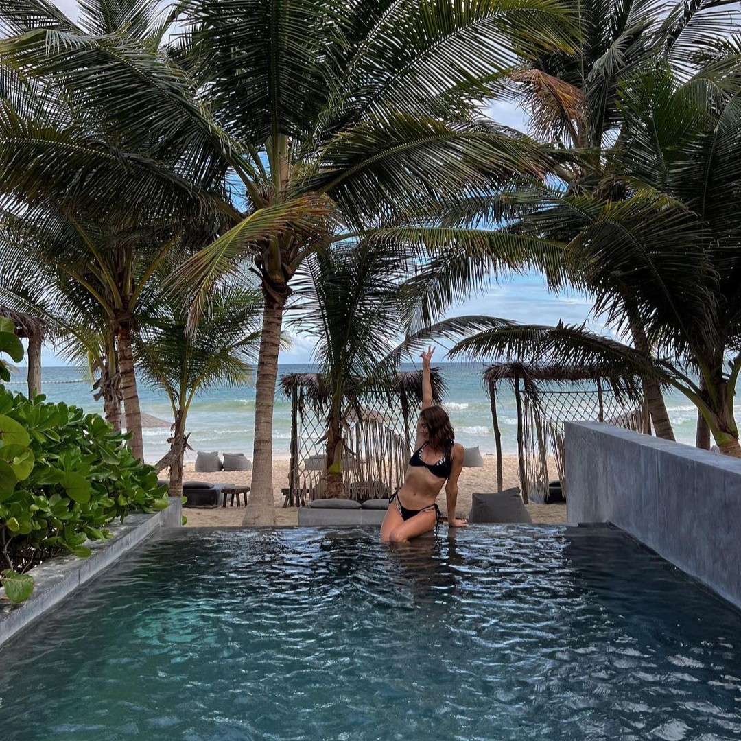 TulumTulum's tweet photo. Agradeciendo cada momento en #Tulum, donde el mar acaricia la playa y los sueños se hacen realidad. ¡Te esperamos con los brazos abiertos! 🌺💚

📷 IG wanderwellwithtina

#GoQuintanaRoo #CaribeMexicano #México #Agradecimiento #Paraíso @GoQuintanaRoo https://t.co/2mm1GURt57