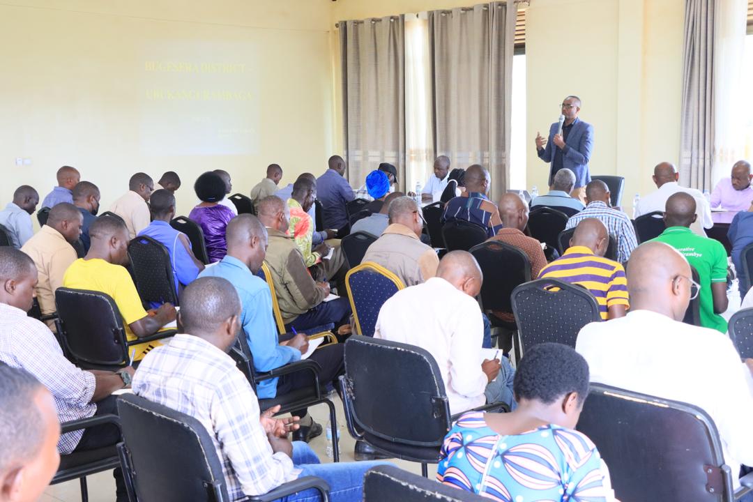 bugeserayouth's tweet image. Mu gitondo cyo kuri uyu munsi, Umuhuzabikorwa w'Inama y'Igihugu y'Urubyiruko mu karere ka #Bugesera yasobanuriye abafatanyabikorwa bitabiriye inama ku gikorwa urubyiruko ruteganya gukora muri uku kwezi kwa #Gashyantare2024 yo gushimira Ubuyobozi bw'Igihugu ku miyoborere myiza.