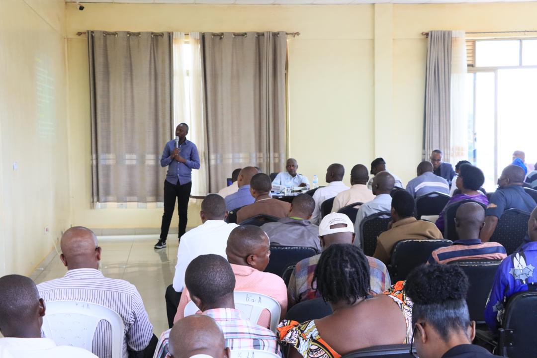 bugeserayouth's tweet image. Mu gitondo cyo kuri uyu munsi, Umuhuzabikorwa w'Inama y'Igihugu y'Urubyiruko mu karere ka #Bugesera yasobanuriye abafatanyabikorwa bitabiriye inama ku gikorwa urubyiruko ruteganya gukora muri uku kwezi kwa #Gashyantare2024 yo gushimira Ubuyobozi bw'Igihugu ku miyoborere myiza.