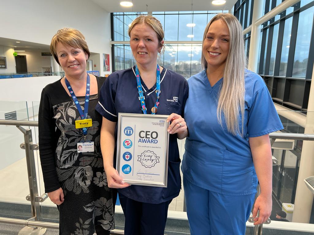 A Critical Care Nurse left her colleagues ‘in awe’ after supporting a young family through the end-of-life care of a parent. Kirsty Lazenby received a CEO Award after ‘going above and beyond’ helping the family come to terms with the devastating news ➡️ bit.ly/42pvmov