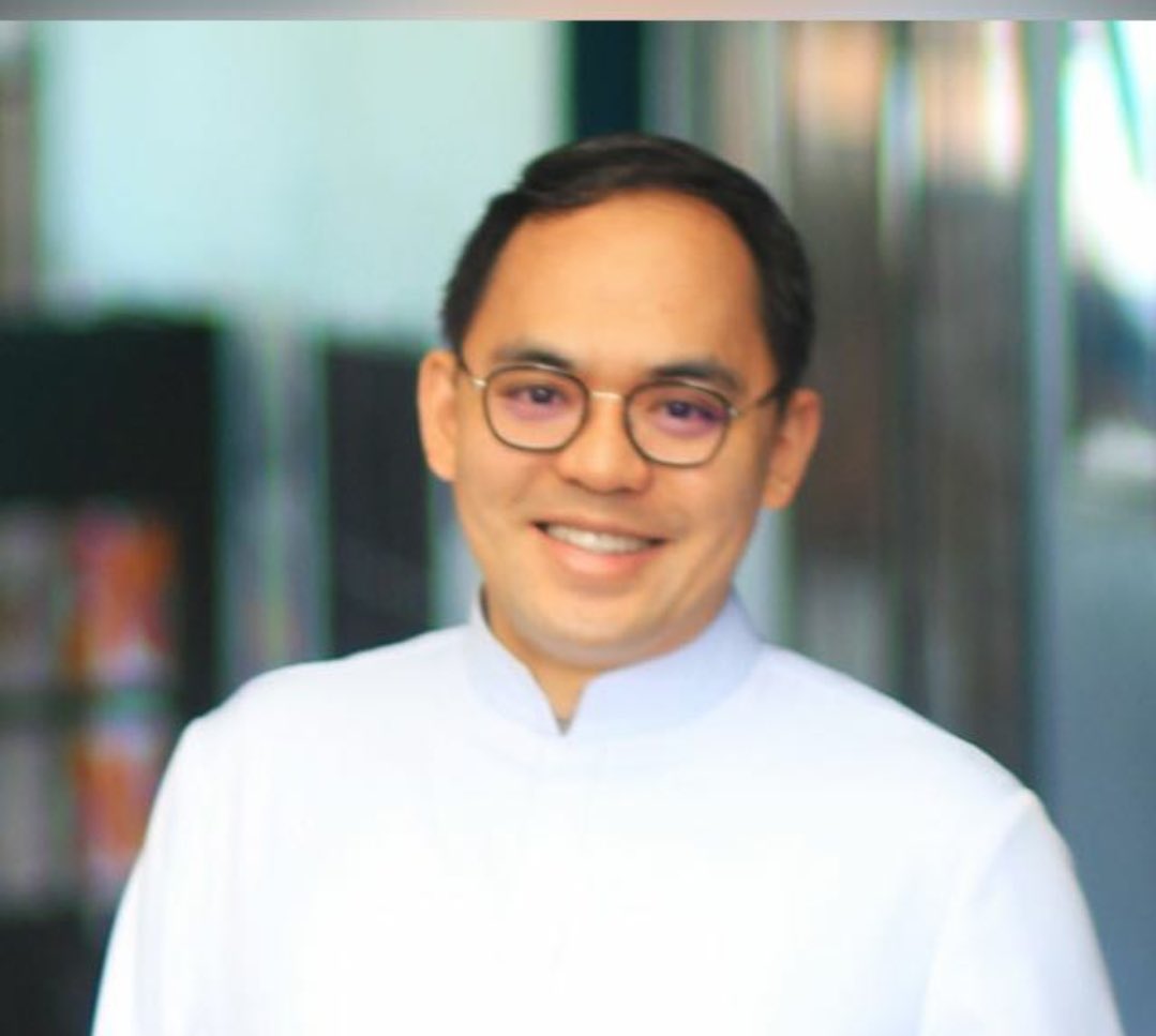 Esta mañana ha fallecido en Filipinas Ted Santiago. Un sacerdote joven (51 años) Llevaba años con una dolorosa enfermedad.
Hace unos días escribió esta oración:

Oh Dios mío,
Te doy gracias por esta cruz que me has permitido llevar.
Por favor, dame la fuerza y la fe para