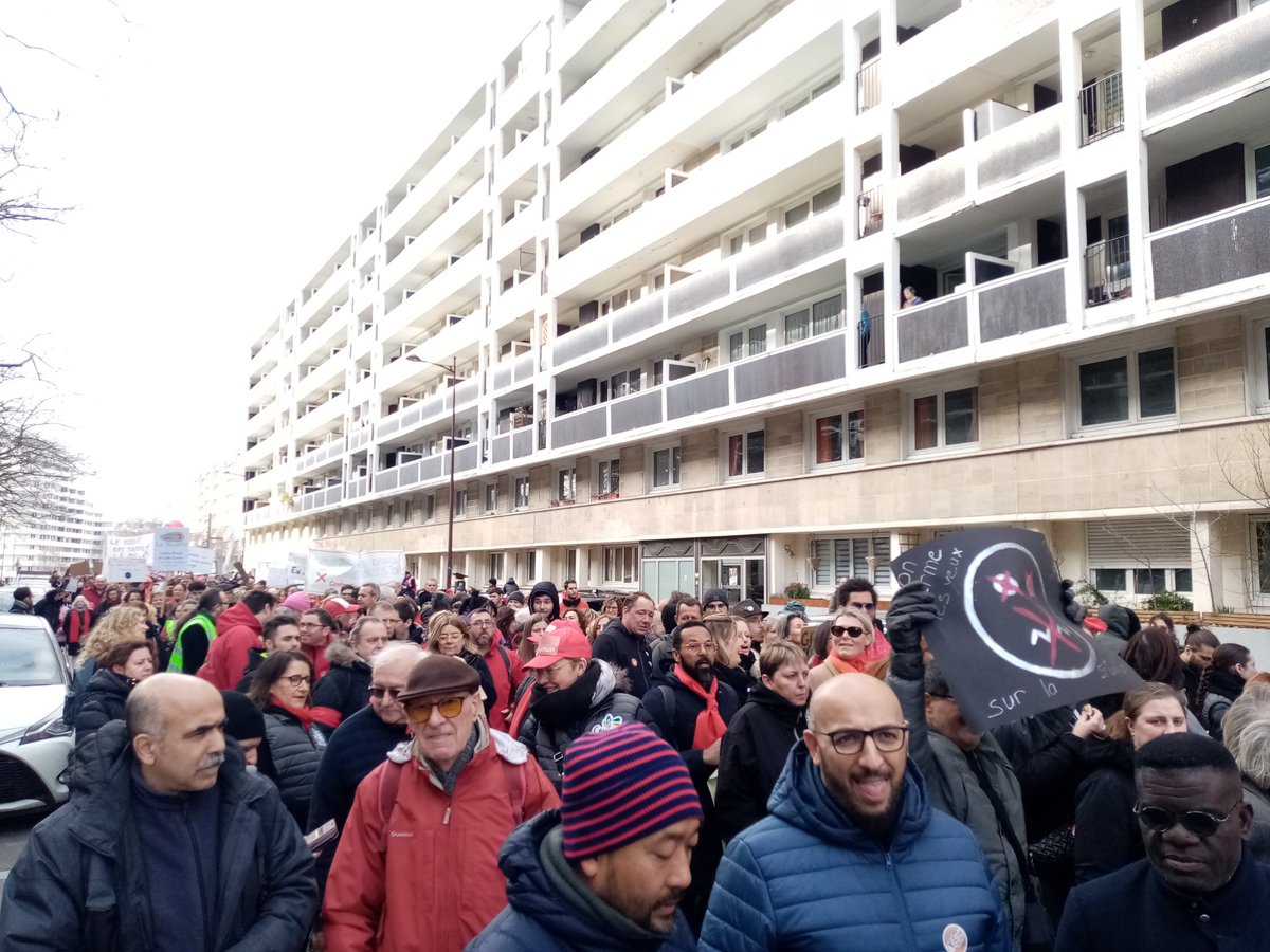 Julien Poix (@julienpoix) on Twitter photo Les centres sociaux sont vitaux pour nos villes, nos quartiers. J'étais avec <a href="/katyvuylsteker/">Katy Vuylsteker ⏚</a> aux côtés des travailleurs sociaux, des bénévoles et usagers mobilisés en masse à #Lille. L'Etat doit intervenir: les structures demandent une aide exceptionnelle de 65 millions d' € Les centres sociaux sont vitaux pour nos villes, nos quartiers. J'étais avec <a href="/katyvuylsteker/">Katy Vuylsteker ⏚</a> aux côtés des travailleurs sociaux, des bénévoles et usagers mobilisés en masse à #Lille. L'Etat doit intervenir: les structures demandent une aide exceptionnelle de 65 millions d' €