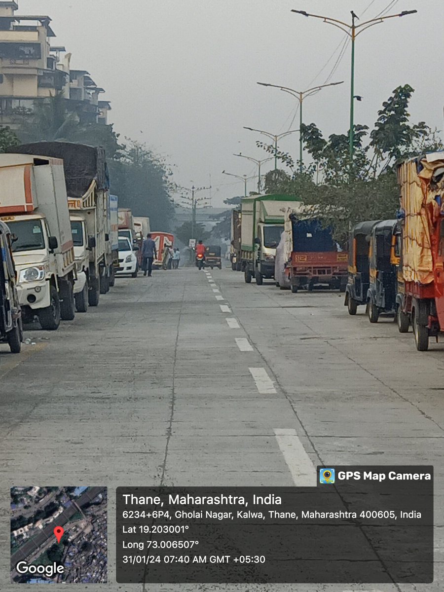 rupeshsakpal's tweet photo. @ThaneCityPolice @ThaneTraffic @TMCaTweetAway रस्ता गाडी चालवायला बनवलाय की गाड्या पार्क करायला? ब्रिज पण नाय सोडला, रिक्षा स्टँड बनवलाय? कृपया कारवाई करावी ही अपेक्षा https://t.co/pfChADIUXG