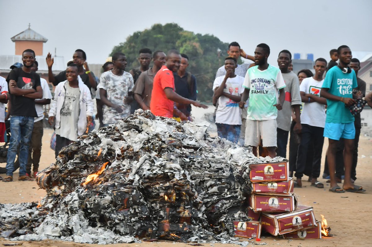 Int_Prov_Kin's tweet image. 30.01.23 : Le Ministre Provincial de l’intérieur, a assisté à la destruction par les services attitrés de la cargaison des liqueurs en sachet saisie lors d’une itinérance et a sollicité le concours de l’OCC et la DGDA en vue d’une meilleure sécurisation des Kinois.