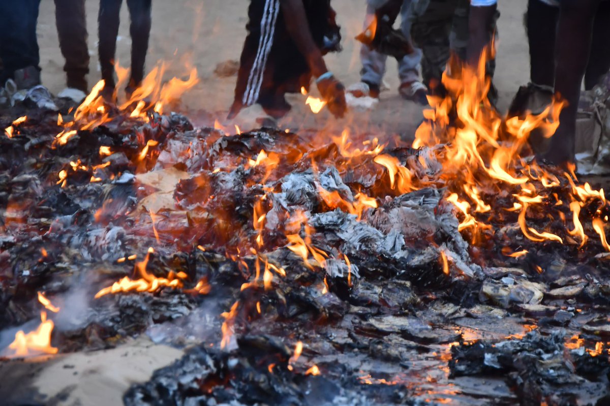 Int_Prov_Kin's tweet image. 30.01.23 : Le Ministre Provincial de l’intérieur, a assisté à la destruction par les services attitrés de la cargaison des liqueurs en sachet saisie lors d’une itinérance et a sollicité le concours de l’OCC et la DGDA en vue d’une meilleure sécurisation des Kinois.