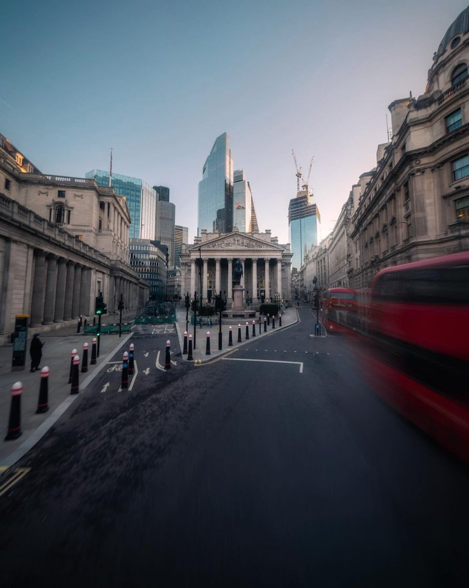 The Royal Exchange: a London icon — where heritage meets style.⁠
⁠
📸 <a href="/antbuchet/">Antoine Buchet</a>⁠