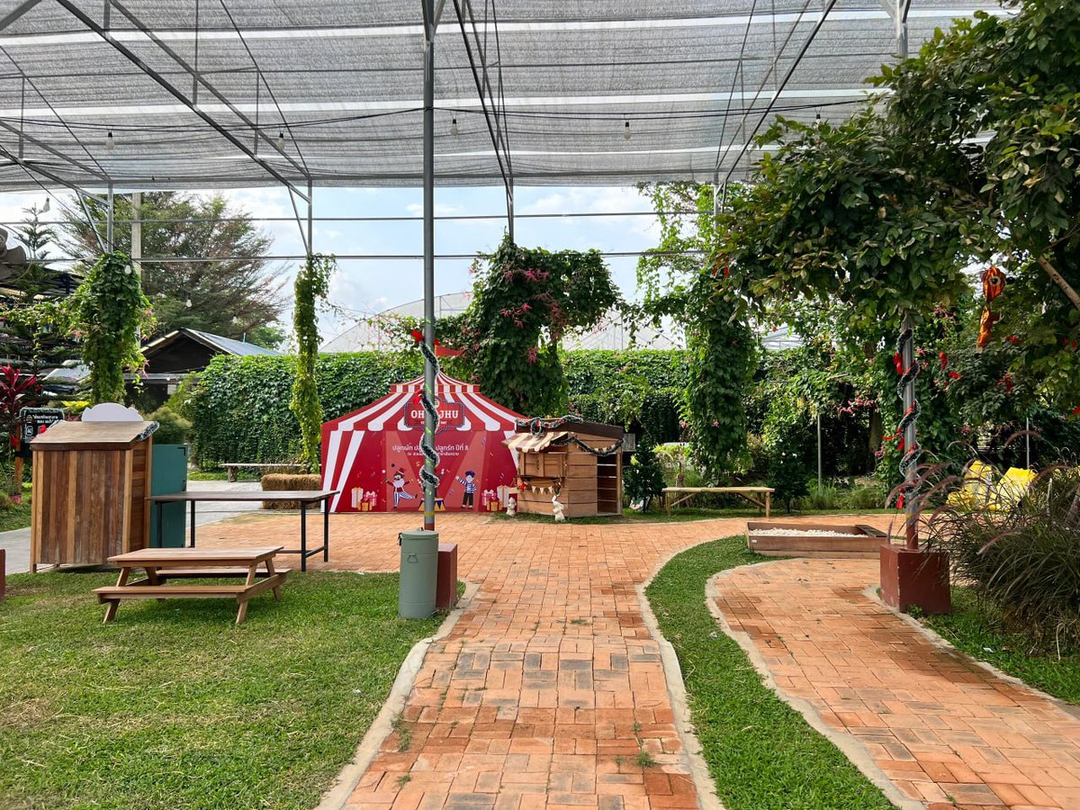 ryhoehoe's tweet image. The little place where I played with my friends in Thailand when I was young. I'm over 30 years old, and I'm still reminiscing