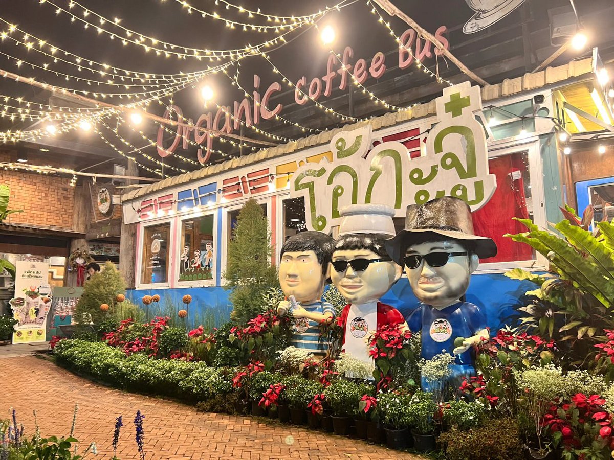 ryhoehoe's tweet image. The little place where I played with my friends in Thailand when I was young. I'm over 30 years old, and I'm still reminiscing