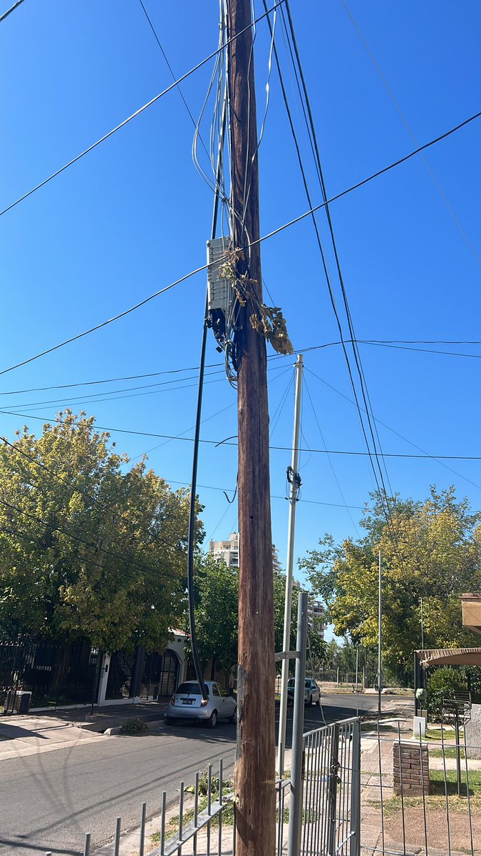 Una semana de puros robos en el Barrio Fuchs! Necesitamos más seguridad <a href="/diegocostarelli/">Diego Costarelli</a> <a href="/MuniGodoyCruz/">Godoy Cruz</a>! Todos los días amanecemos con un nuevo corte de cables. Esta situación ya es insostenible!