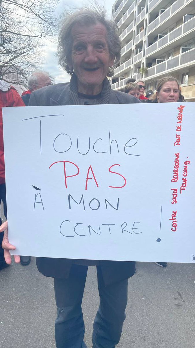 Katy Vuylsteker ⏚ (@katyvuylsteker) on Twitter photo Nous étions tout à l’heure avec mon collègue <a href="/JulienPoix/">Julien Poix</a> aux côtés des Centres sociaux. Plus que jamais, nous avons besoin de leur action alors plus que jamais il faut les soutenir financièrement ! Nous en appelons à l’État pour débloquer un fond d’urgence de 65 millions. Nous étions tout à l’heure avec mon collègue <a href="/JulienPoix/">Julien Poix</a> aux côtés des Centres sociaux. Plus que jamais, nous avons besoin de leur action alors plus que jamais il faut les soutenir financièrement ! Nous en appelons à l’État pour débloquer un fond d’urgence de 65 millions.