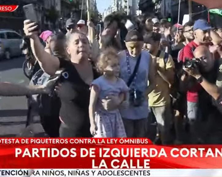 Esto sí que no va más. Una manifestante usando a su hija de escudo frente a Gendarmería en la Plaza del Congreso. La nena llora. A la madre la quiero presa. Imperdonable.