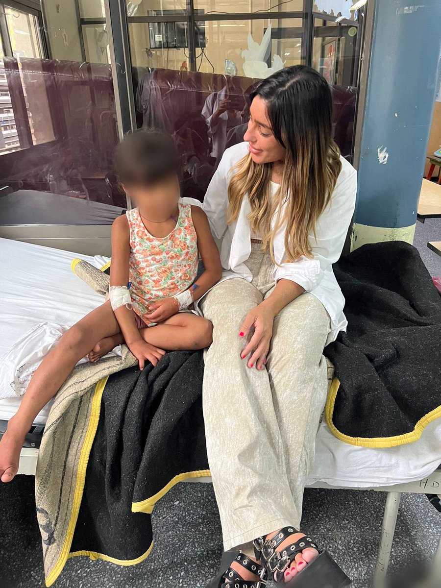 fedeebongiorno's tweet photo. 👁️ Cata de #GranHermano volvió a Santa Fe a ver a sus pacientes y a las chicas con las que trabajaba en el hospital https://t.co/9yS85qdXr6
