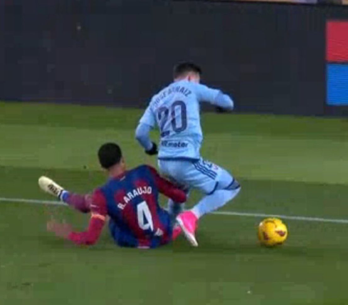Arkenea84's tweet photo. El patético y el VARsa robando. Ese es el resumen de esta jornada de fútbol. Pero eso sí,  luego está  el madridismo sociológico, que si  patatin, que si patatan.... RIDÍCULOS, PATETICOS 🤮🤮🤮🤮#BarcelonaOsasuna #AtleticoRayo https://t.co/HsjjjCmCXd