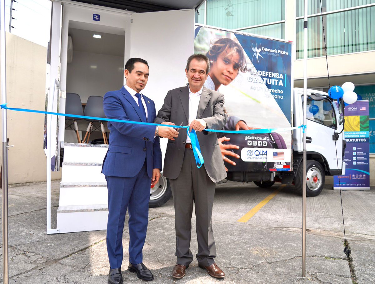 DefPublicaEC's tweet photo. 🔴 #UnidadMóvil 

El Defensor Público General, @AngelTorresDPG, señala que, las #UnidadesMóviles 🚍 son oficinas rodantes, completamente equipadas, donde ofrecemos asesoría jurídica, en todas las materias e instancias. 

“Esta donación permitirá planificar nuevas rutas, por otro lado, simboliza valores como la solidaridad y el firme compromiso con la justicia, los derechos humanos y la inclusión”, afirmó. 

#EnBeneficioDeLaGente 👨‍👩‍👦‍👦
#SeguimosCreciendo 📈