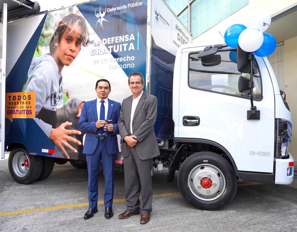 DefPublicaEC's tweet photo. 🔴 #UnidadMóvil 

El Defensor Público General, @AngelTorresDPG, señala que, las #UnidadesMóviles 🚍 son oficinas rodantes, completamente equipadas, donde ofrecemos asesoría jurídica, en todas las materias e instancias. 

“Esta donación permitirá planificar nuevas rutas, por otro lado, simboliza valores como la solidaridad y el firme compromiso con la justicia, los derechos humanos y la inclusión”, afirmó. 

#EnBeneficioDeLaGente 👨‍👩‍👦‍👦
#SeguimosCreciendo 📈