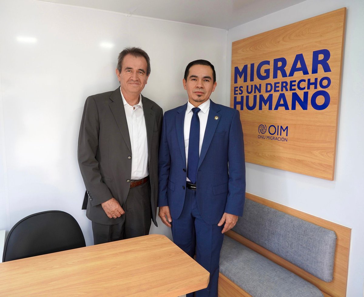 DefPublicaEC's tweet photo. 🔴 #UnidadMóvil 

El Defensor Público General, @AngelTorresDPG, señala que, las #UnidadesMóviles 🚍 son oficinas rodantes, completamente equipadas, donde ofrecemos asesoría jurídica, en todas las materias e instancias. 

“Esta donación permitirá planificar nuevas rutas, por otro lado, simboliza valores como la solidaridad y el firme compromiso con la justicia, los derechos humanos y la inclusión”, afirmó. 

#EnBeneficioDeLaGente 👨‍👩‍👦‍👦
#SeguimosCreciendo 📈
