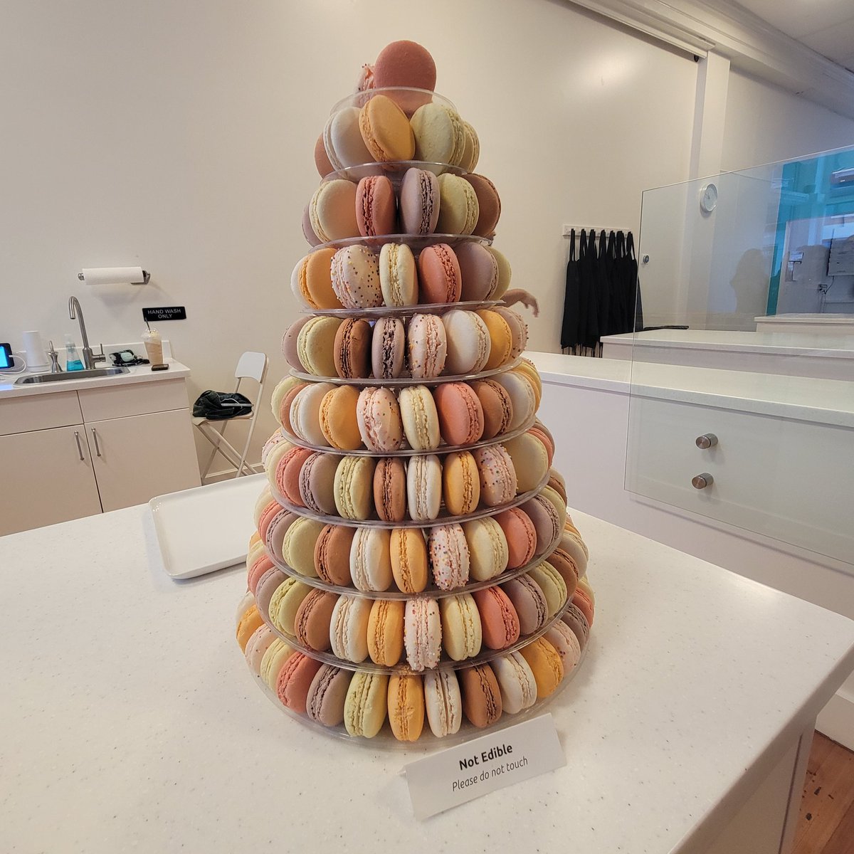 madamegergen's tweet photo. Macaron Bar Fremch Club field trip was awesome...so interactive and fun! So many tips and tricks! #bonjourmadeira #magicinmadeira @MadeiraHSPrin https://t.co/fj6E9IxJoZ
