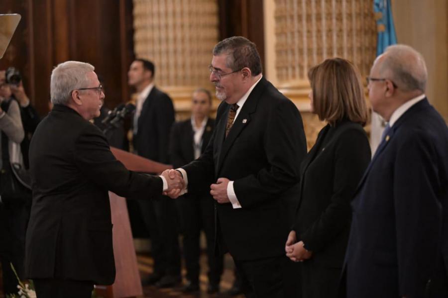 El embajador Nazario Fernández Biosca, en el saludo del Cuerpo  Diplomático al presidente de #Guatemala 🇬🇹 Bernardo Arévalo, le trasmitió al mandatario la disposición de #Cuba 🇨🇺 de trabajar en el fortalecimiento de las relaciones entre ambas naciones.

🔗cubaminrex.cu/es/saludo-del-…