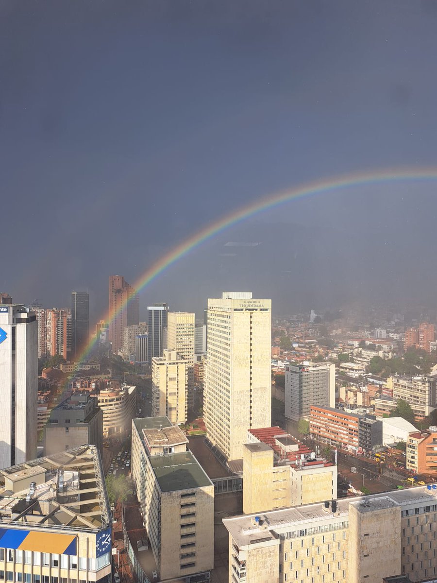 CataRodM's tweet photo. Y se vino la #lluvia con todo y arcoíris incluido #Bogotá https://t.co/6qDQzxCioe