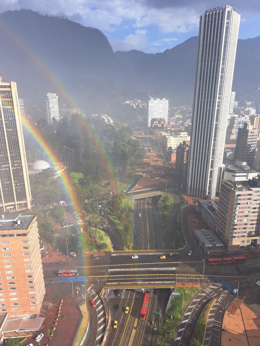 CataRodM's tweet photo. Y se vino la #lluvia con todo y arcoíris incluido #Bogotá https://t.co/6qDQzxCioe