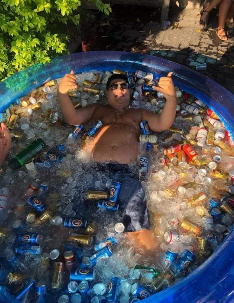 umANSIOS0's tweet photo. Pessoas: cerveja é mó ruim, credo, negócio amargo  

Eu: https://t.co/7BWTvErocI