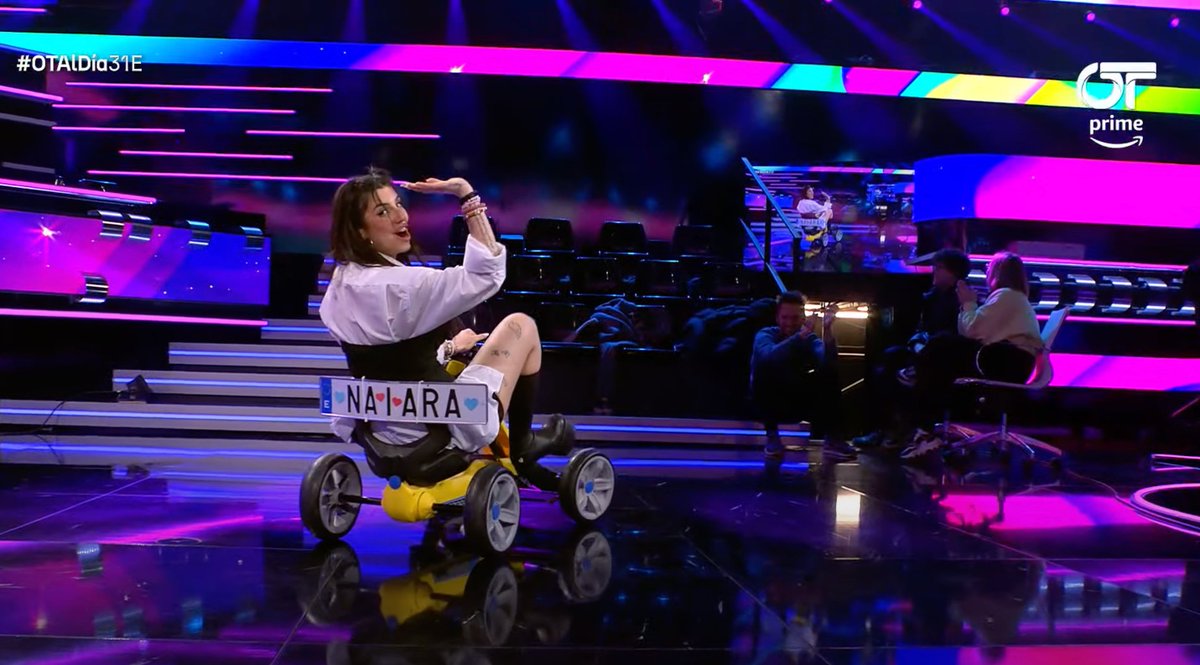 OT_Oficial's tweet photo. 🚗💨 ¡Naiara vuelve a la Academia sobre ruedas! Sigue #OTAlDía31E en DIRECTO en @PrimeVideoES 👉🏻 https://t.co/GlmjdcULxB 💙✨ https://t.co/rzn0xdjnGl