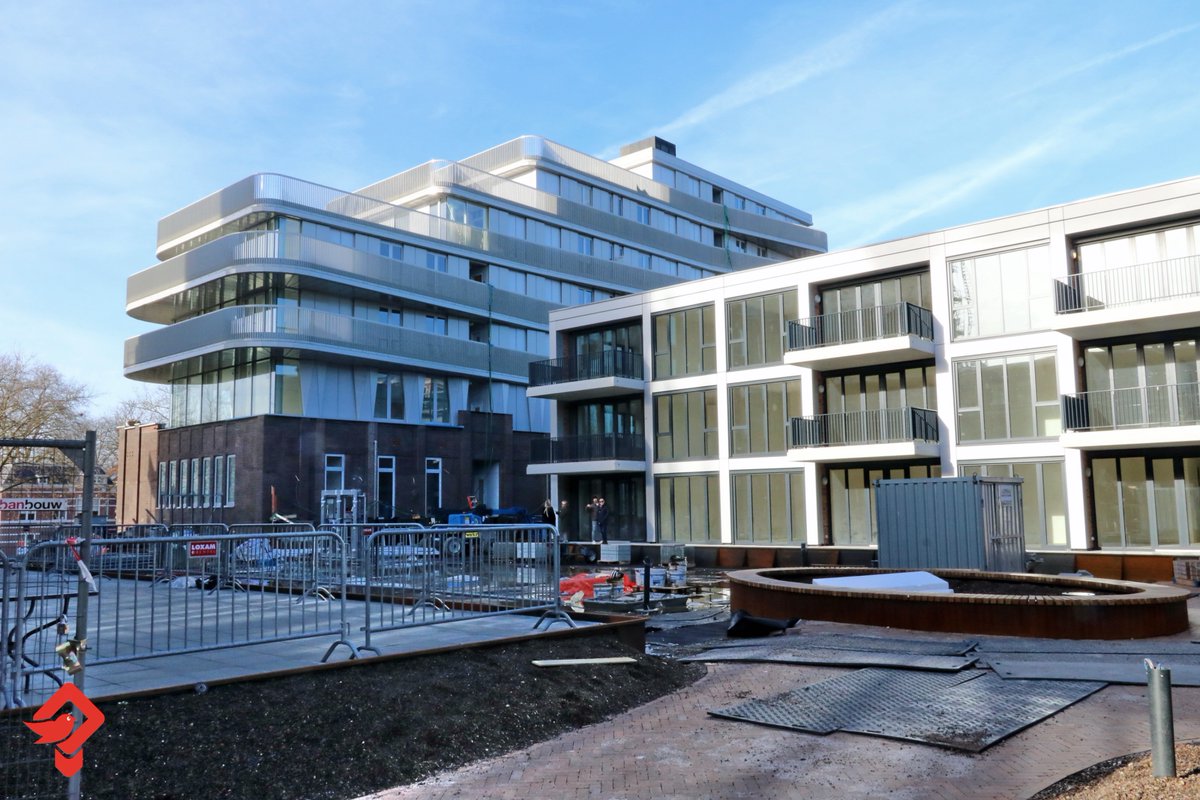 Wethouder <a href="/GabyWaardenburg/">Gaby vd Waardenburg</a> maakte in 2021 het startschot van de bouw op de Oranjekade. Momenteel is er al het een en ander gerealiseerd! Dit is onze wijk is recent een kijkje komen nemen bij het bouwproject. 

ditisonzewijk.nl/een-voorzichti…

#D66Helmond #gemeenteHelmond