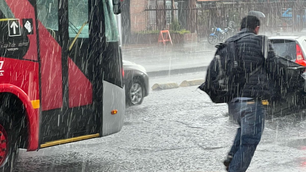 rcnradio's tweet photo. #Lluvias | En Imágenes: Estas son algunas de las fotos que dejan las tan esperadas lluvias en Bogotá https://t.co/9vyJu9zhdL