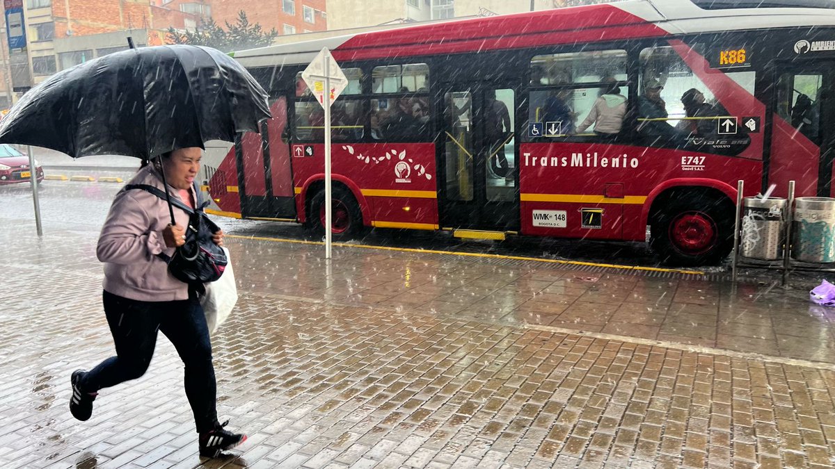 rcnradio's tweet photo. #Lluvias | En Imágenes: Estas son algunas de las fotos que dejan las tan esperadas lluvias en Bogotá https://t.co/9vyJu9zhdL