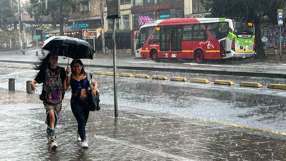 rcnradio's tweet photo. #Lluvias | En Imágenes: Estas son algunas de las fotos que dejan las tan esperadas lluvias en Bogotá https://t.co/9vyJu9zhdL