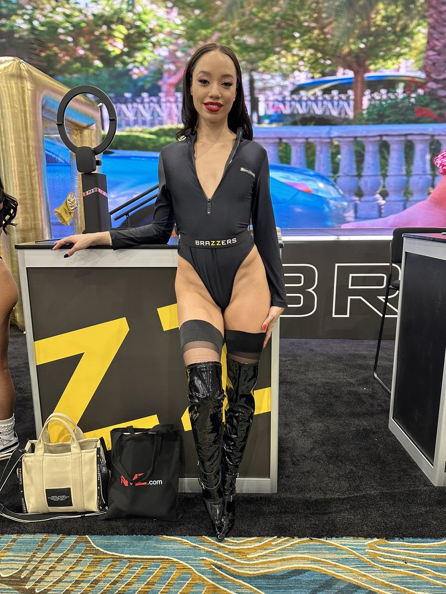 DatPepper's tweet image. The voluptuous @Abigaiil_Morris 🔥 &amp;amp; sexy @Alexistaex Both were a pleasure to meet. #AVN #AVN2024 @AEexpo @Brazzers