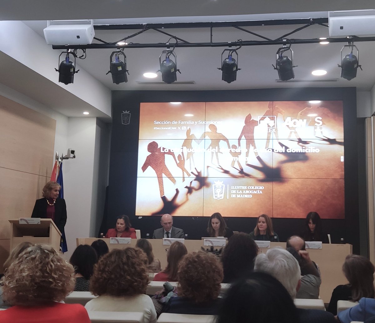 diazoliveri's tweet photo. La atribución del derecho de uso del domicilio familiar 🏠

Ponencias realmente interesantes que coinciden en su conclusión: la necesidad de adaptar el art 96 CC a la realidad socioeconómica. 

Ponentes: @CarmenVarelaAlv
@natalia_velilla @derechoadelia y Francisco Salinero Román https://t.co/rLB5F0RWL9