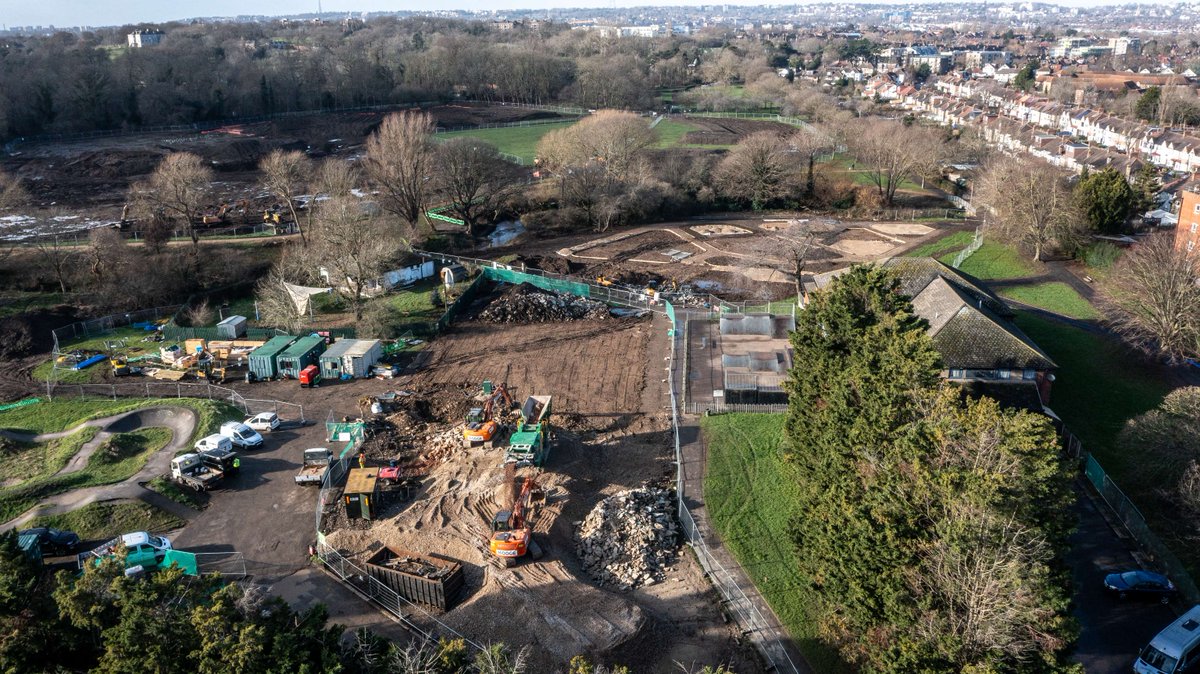 👷 Exciting to see the progress with the works at Beckenham Place Park East Side! 🌳 These £3m+ works bring flood and climate resilience benefits to the area plus exciting new facilities including a new playground, cafe and a multi-use games area. ow.ly/f6mf50QwwlR