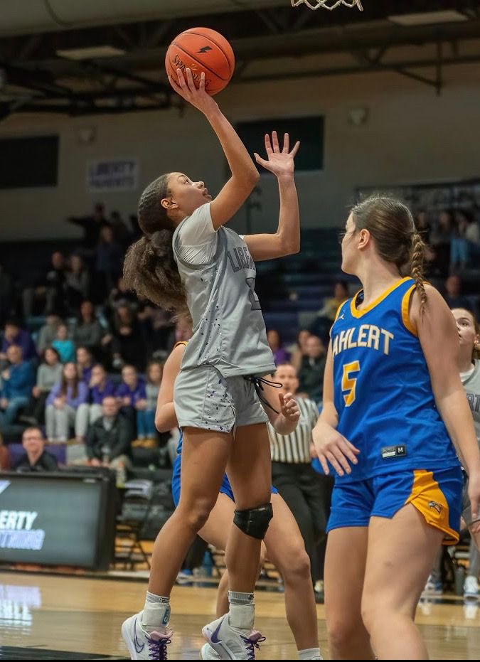 It’s great to see junior G/F @janessa_mosley back on the court and getting healthy! She helped her team to a nice win over number 6 Dubuque wahlert with 7pts 5rb 2asst. Excited to see her game this summer!