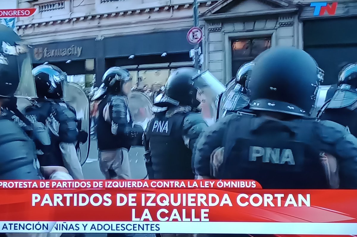 Son mujeres, hombres, padres, hijo, como vos y yo, pero tienen que estar con 36 grados con todo ese uniforme que MINIMO les hace sentir 50 grados porque un grupo de delincuentes odia la idea de perder beneficios y guita del Estado 

MI APOYO TOTAL A ELLOS

#SeraLey
