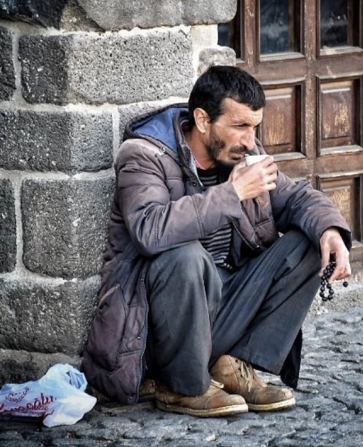 Bir garip geldi gitti.
Seni anlayıp senin gibi ses çıkaramayan olduğu gibi, seni anlamak istemeyip kendi çıkarları için haktan vazgeçenler Hakkı anlatamaz.
Allah rahmet eylesin makamın cennet olur inşallah Ramazan Hoca