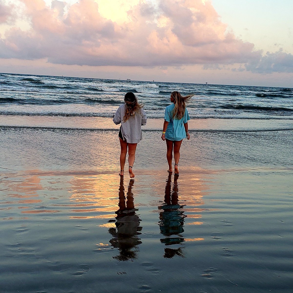 PortRoyalResort's tweet photo. Stepping into the sunset, one wave at a time. 🌅🌊 These two beach explorers are capturing the essence of a perfect evening at Port Royal. #BeachAtDusk #SunsetStrolls https://t.co/vbkHOmyzch