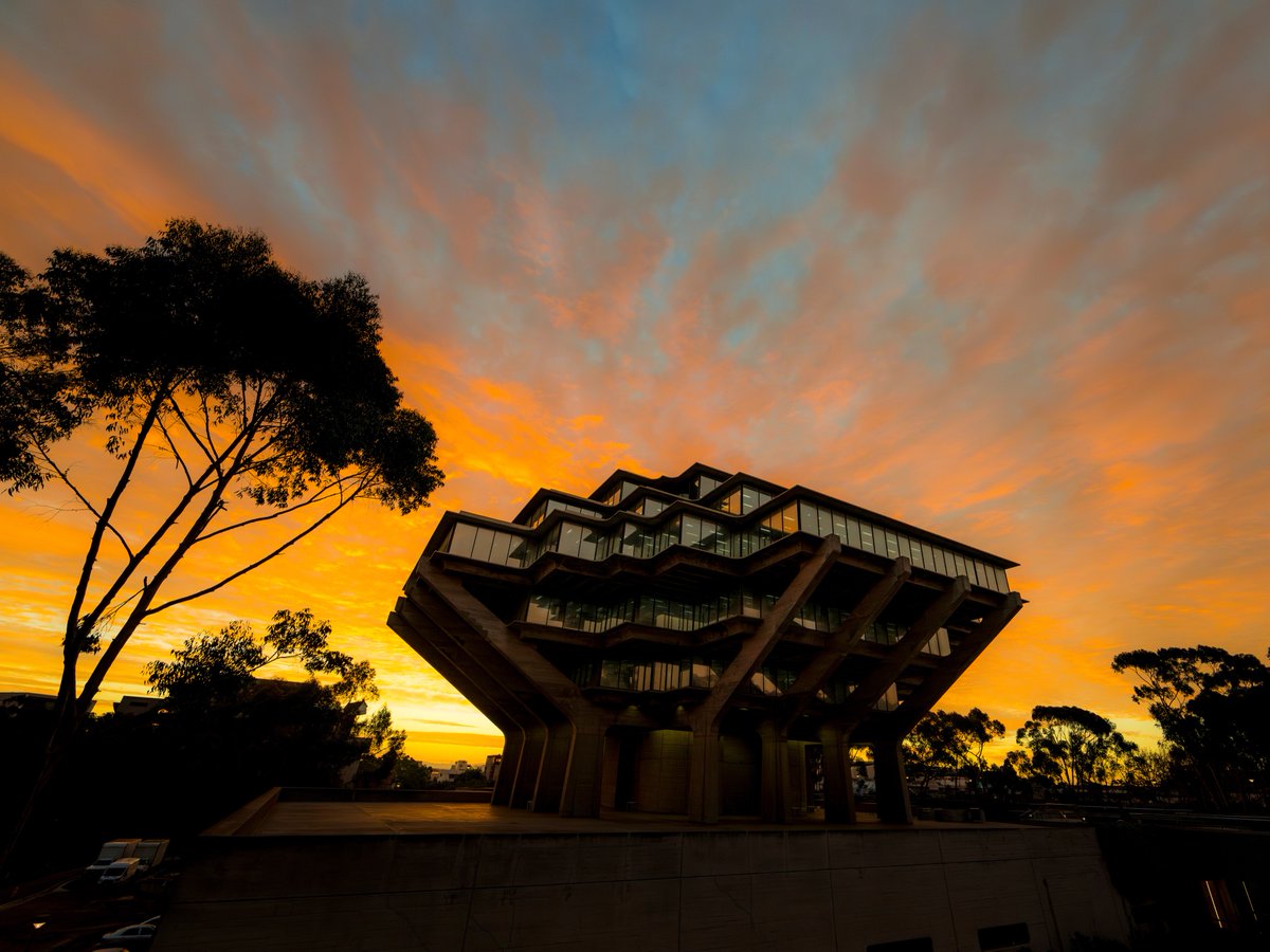 UCSanDiego's tweet image. A magical sunrise occurred over Geisel Library this morning. 🌞 🌅 💛☁️  

Photos by: @erikjepsen on Instagram 

#UCSD #UCSanDiego #GeiselLibrary