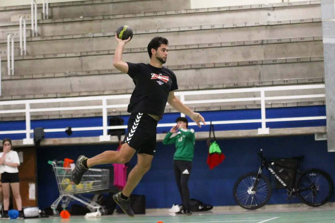 BalonmanoGure's tweet photo. Entrena duro un dia más el IPARCOM GURE AUZUNE

#gugaragure https://t.co/oXsfnYQXWM