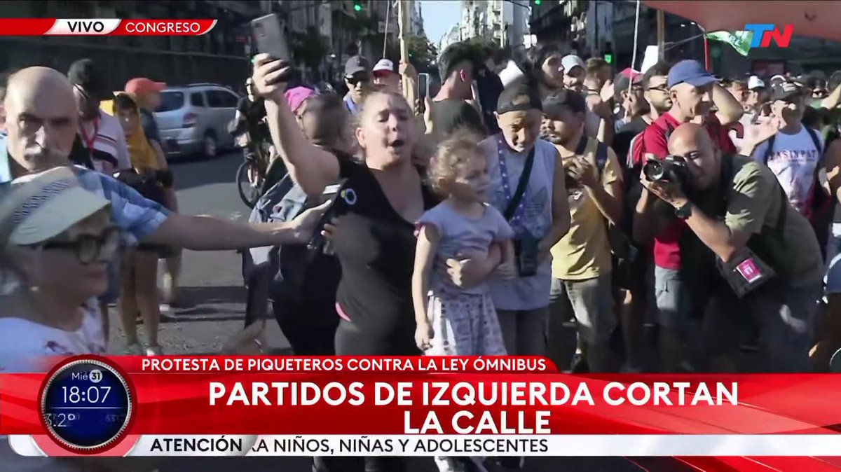 atlanticsurff's tweet photo. Difundan la cara de esta piquetera que marchó al Congreso y usó como escudo a una criatura que está llorando. Que le quiten todos los planes y la tenencia de la nena.👇👊 https://t.co/d9Wh7dKSro