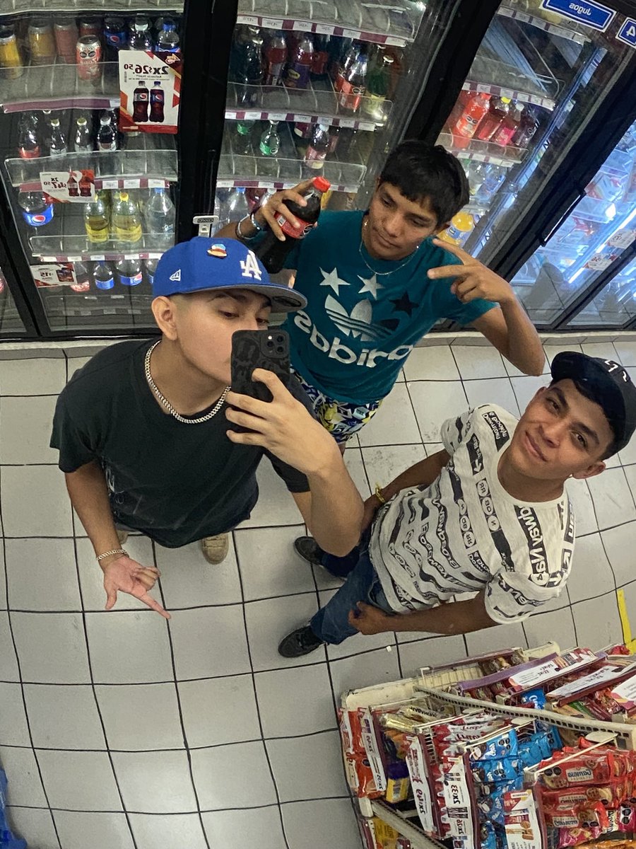 KevAle111's tweet photo. Mis primos sacando verga quieren ver? Info por chat 🔥🔥 https://t.co/xaReRyUP5G