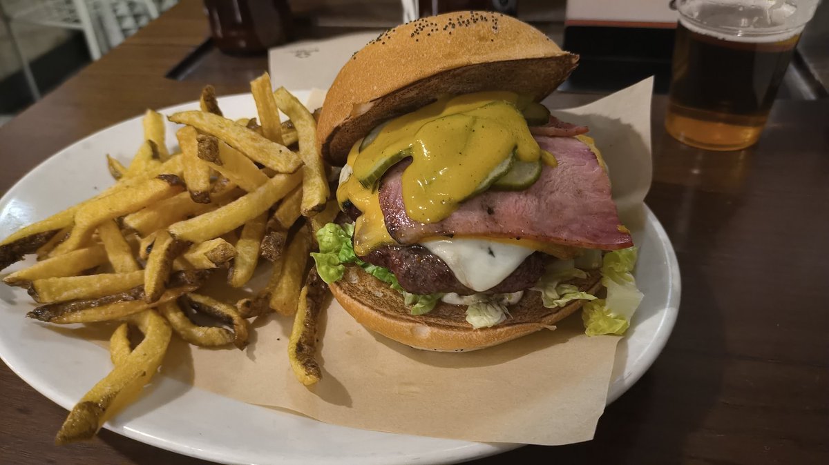 Dani_The_Boss's tweet photo. Hacía tiempo que no iba al Bacoa y bffffff vaya espectáculo!!!la mejor burger de Barcelona #Bacoa https://t.co/bAObVTvCTy