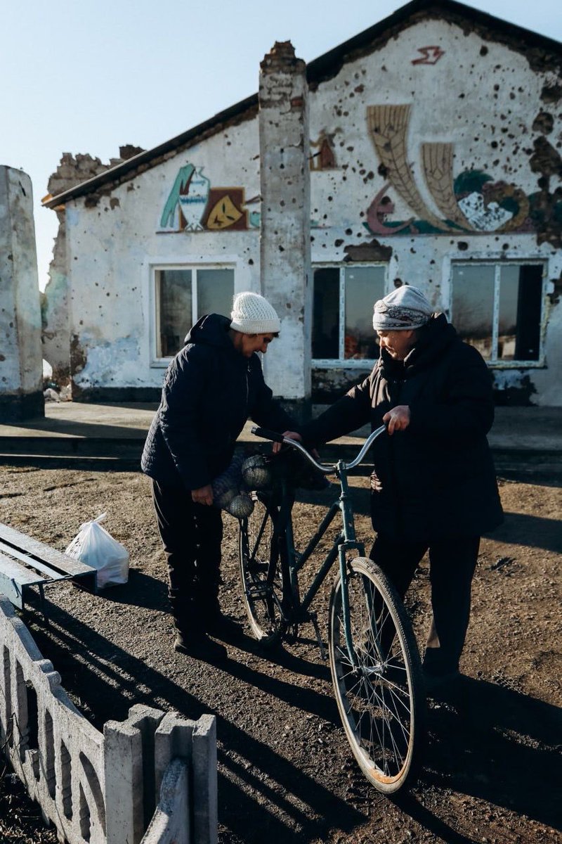 Every day the brave women & men of @WCKitchen in Ukraine deliver meals, water, food kits….they deliver in frontline cities under attack for elderly..families. More than 255 millions meals! Is close to being 2 years since this began & WCK is still with Ukraine🇺🇦 #ChefsForUkraine
