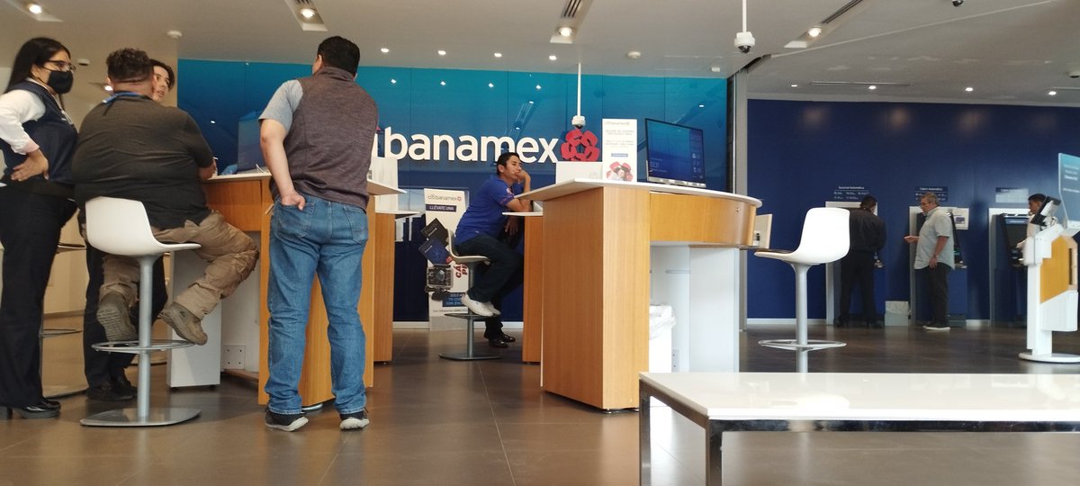 Pésimo servicio en Citibanamex en Av Hidalgo en Tampico, frente a Liverpool. Más de 2 horas esperando y nada que nos atienden.
Cómo ha decaído el servicio tanto en Tampico como Cd Madero.
No fuera empresa por qué ahí si lamen botas #citibanamex #banamex